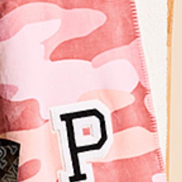 Victoria secret sherpa blanket🌷 price is firm🌷 - Picture 2 of 3